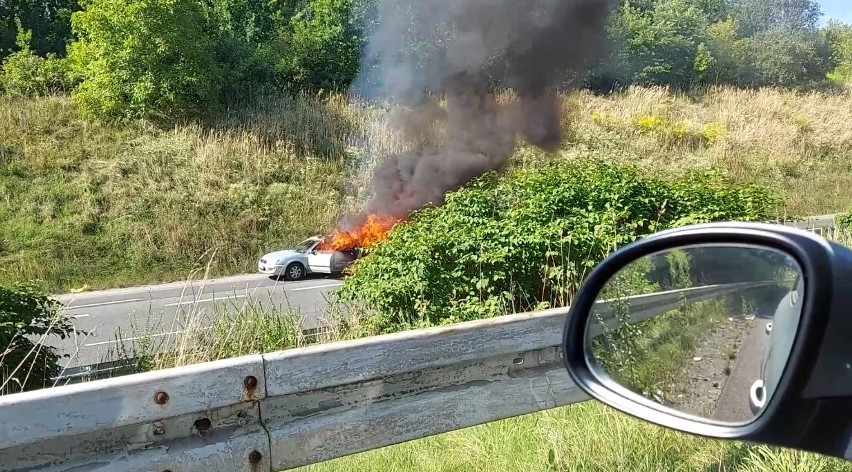 Pożar samochodu w Sosnowcu. Auto płonęło na zakręcie mistrzów. Kierowca sam próbował ugasić ogień