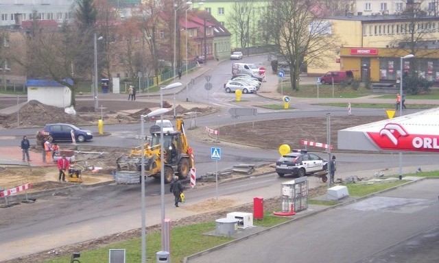 Skrzyżowanie ulic Jagiełły, Szkolnej, Nowogardzkiej, Wolińskiej i Armii Krajowej, to jeden z newralgicznych punktów komunikacyjnych w mieście. Kierowcy nie mogą się doczekać, kiedy rondo będzie gotowe.