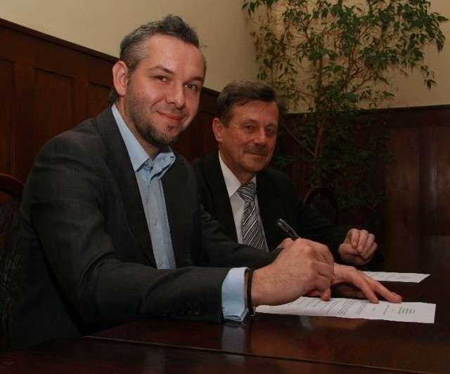 List intencyjny w sprawie sprzedaży działki pod nowy zakład podpisali w ratuszu przedstawiciel inwestora Adrian Dekert (z lewej) i komisarz Marian Sierpatowski.