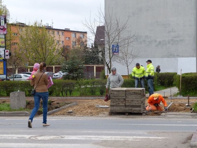 Remont ulicy Iłżeckiej rozpoczął się od wymiany nawierzchni chodników dla pieszych.