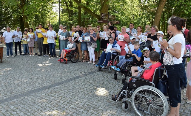Choć protest rodziców i opiekunów osób niepełnosprawnych w Sejmie RP został zawieszony, w inowrocławskich Solankach odbyła się akcja poparcia dla uczestników akcji i sygnalizowanych przez nich problemów. Jej hasło brzmiało "Solidarni z rodzicami osób niepełnosprawnych".