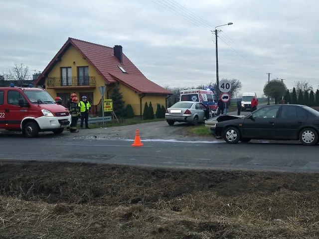 Do zdarzenia doszło we wtorek (27 listopada) ok. godziny 13.30 w Biskupicach na drodze nr 266. Ford modeno oraz nissan jechały w kierunku Radziejowa.  Kierujący nissanem 35-latek, nie zachował bezpiecznej odległości i uderzył w tył forda. Jak ustalili policjanci kierowcy pojazd&oacute;w byli trzeźwi. Jeden z nich został zabrany do szpitala, gdzie udzielono mu pomocy medycznej. więcej zdjęć i informacji &gt;&gt;&gt;&lt;center&gt;Piraci drogowi w regionie. Niemal doprowadzili do tragedii!  [wideo - program Stop Agresji Drogowej 4]&lt;script class=&quot;XlinkEmbedScript&quot; data-width=&quot;640&quot; data-height=&quot;360&quot; data-url=&quot;//get.x-link.pl/e8d67cfb-d82f-9e3e-4274-6df713509391,7f7a5e81-47f1-e581-5d1f-fa2f763a7fc6,embed.html&quot; type=&quot;application/javascript&quot; src=&quot;//prodxnews1blob.blob.core.windows.net/cdn/js/xlink-i.js?v1&quot;&gt;&lt;/script&gt;&lt;/center&gt; 