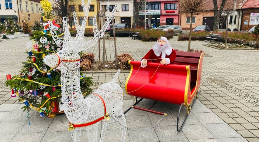 Piękne sanie świętego Mikołaja na Rynku w Skalbmierzu. Nowa świąteczna ozdoba, to idealne miejsce do pamiątkowej fotografii [ZDJĘCIA]