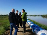Minister Trzaskowski i generał Kozieł przy walce z wodą w Sandomierzu 