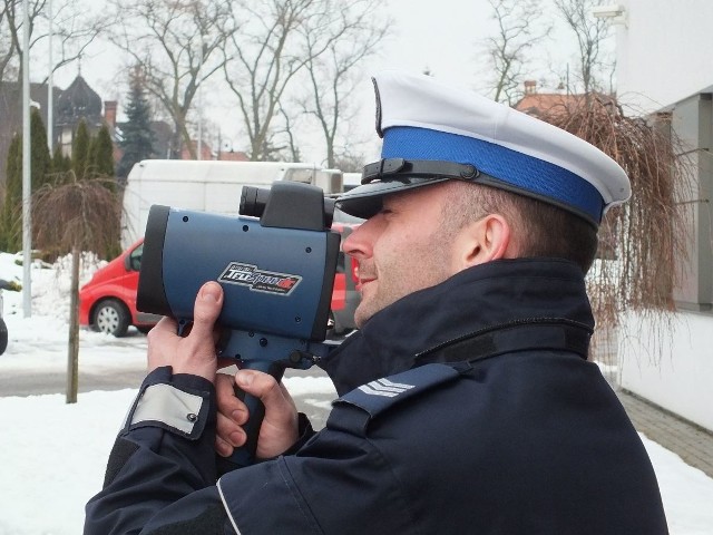 Policjanci ruchu drogowego otrzymali nowe mierniki prędkości, a dokładniej nowoczesne TruCam LTI 20/20 i TruSpeed LTI 20/20. Laserowe urządzenia TruCam nie tylko mierzą prędkość, ale umożliwiają zapis rejestrowanego obrazu. Będzie to bat nie tylko na przekraczających dopuszczalną prędkość, ale także na tych, którzy nie zapinają pasów czy rozmawiają przez telefon w czasie jazdy.Na kolejnych slajdach o nowych miernikach prędkości i szkoleniu, jakie odbyło się w Komendzie Wojewódzkiej Policji w Bydgoszczy. Kliknij i zobacz ►►►Bydgoscy policjanci otrzymali niedawno superszybkie bmw, które będą służyć jako nieoznakowane radiowozy. Przeczytasz o tymTUTAJNowoczesne fotoradary są już w przygotowaniu: