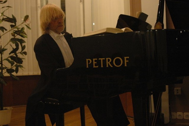 Na fortepianie zagra dziś znany żarski muzyk Stanisław Deja.