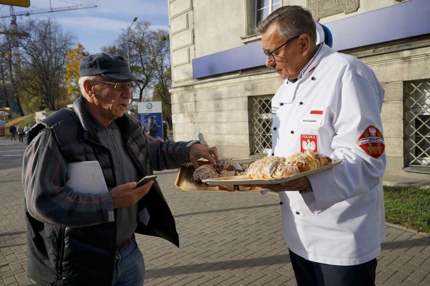 Poznańscy cukiernicy częstowali przechodniów rogalami świętomarcińskimi