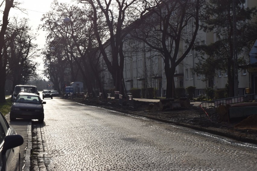 Ulica Górnicza jest zastawiona przez parkujące samochody i...