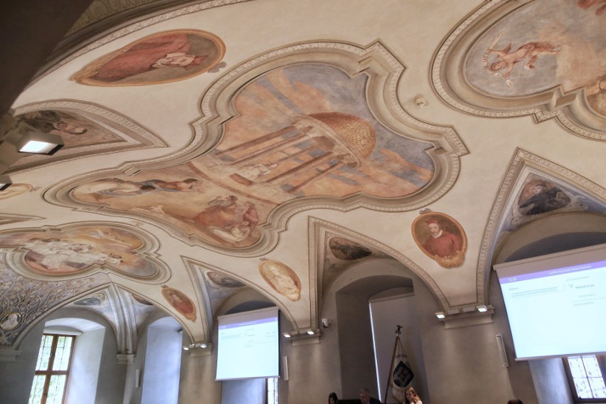 Pierwsze freski na suficie Sali Sesyjnej odkryto w 2018...