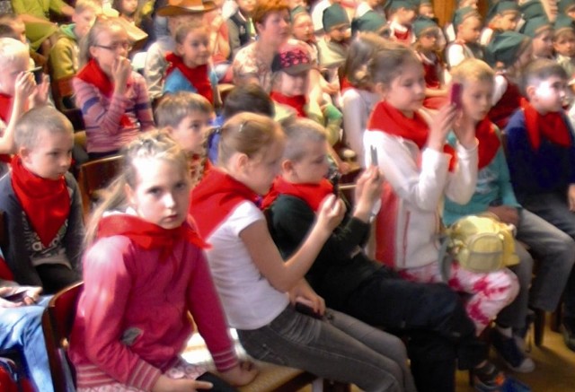 Dzieci wysłuchały bajki prezydenta i mówiły o realnym świecie. Na zdjęciu trzecioklasiści z ósemki. 