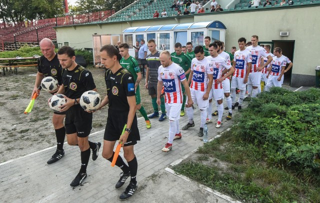 Piłkarze IV-ligowej KP Polonii Bydgoszcz odnieśli drugie zwycięstwo w tym sezonie, tydzień po tygodniu na Sportowej.Tym razem podopieczni Włodzimierza Koreckiego pokonali Legię Chełmża 3:1 (3:0).Bramki w tym meczu zdobyli: Wiktor Dąbek (5 i 19), Łukasz Nowak (25-głową) - Piotr Kaczkowski (79-karny).Strzelec dwóch goli jest wypożyczony z III-ligowego Chemika Moderatora Bydgoszcz.Także w 6. kolejce KP Polonia zagra na własnym boisku – 8 września (sobota) o godz. 11.00 z Lechem Rypin.ZOBACZ, JAK BIAŁO-CZERWONI WYGRALI DRUGI MECZ NA SPORTOWEJ >>>>>