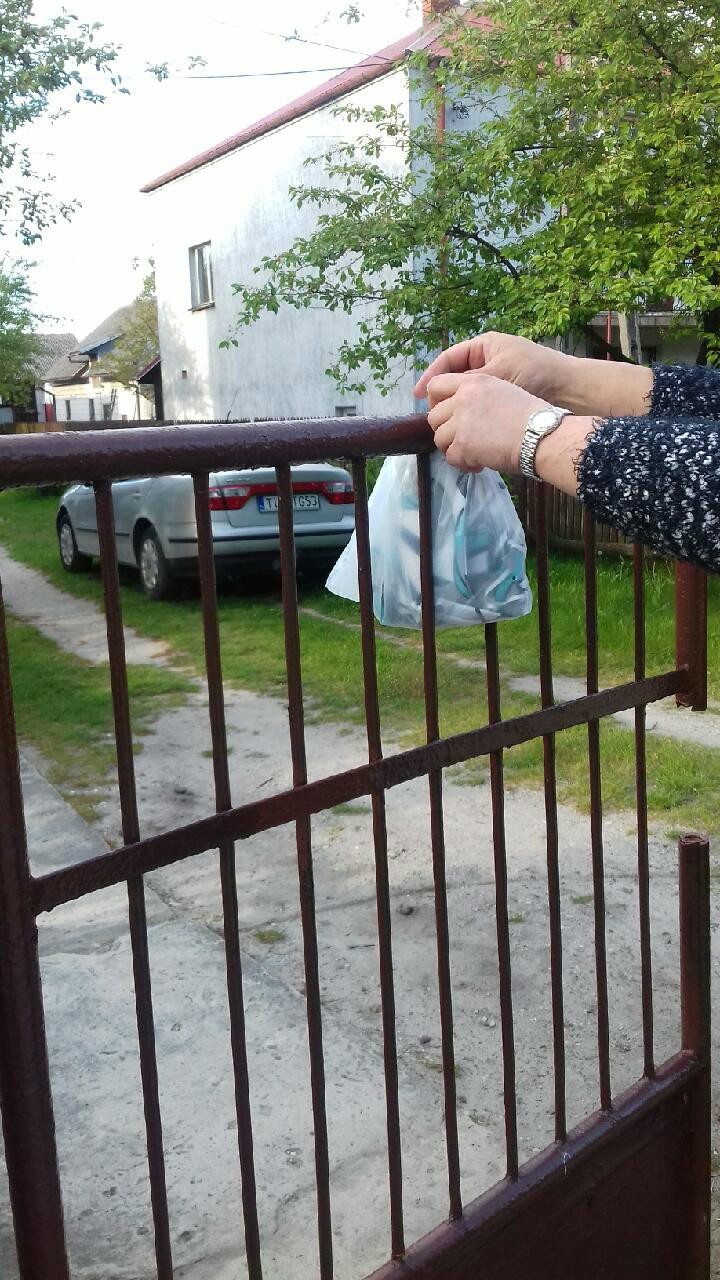 Gospodynie z Woli Wiśniowej uszyły 450 maseczek ochronnych i podarowały mieszkańcom
