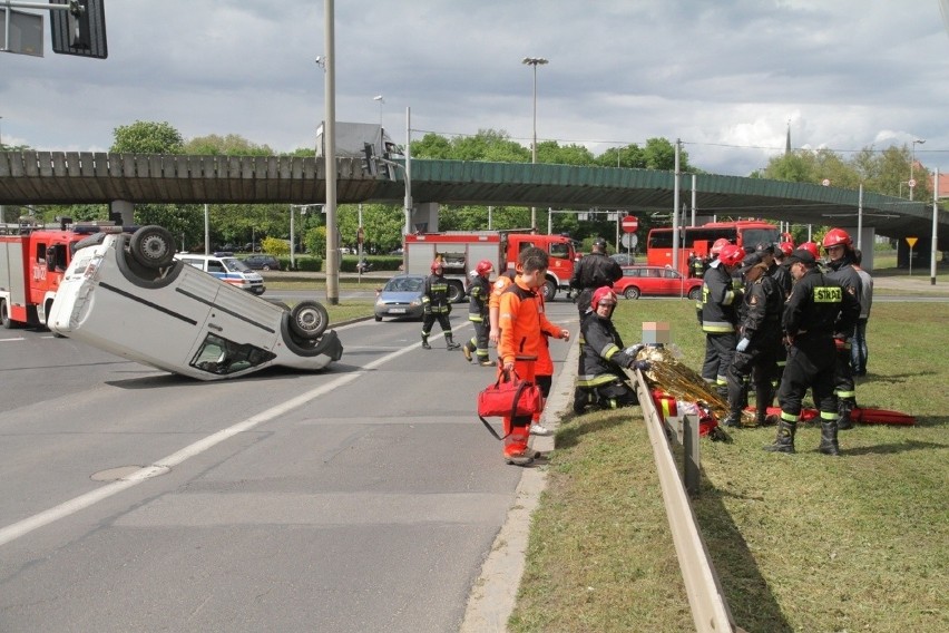 Wrocław: Groźny wypadek na placu Społecznym. Ford na dachu (FILM, ZDJĘCIA)