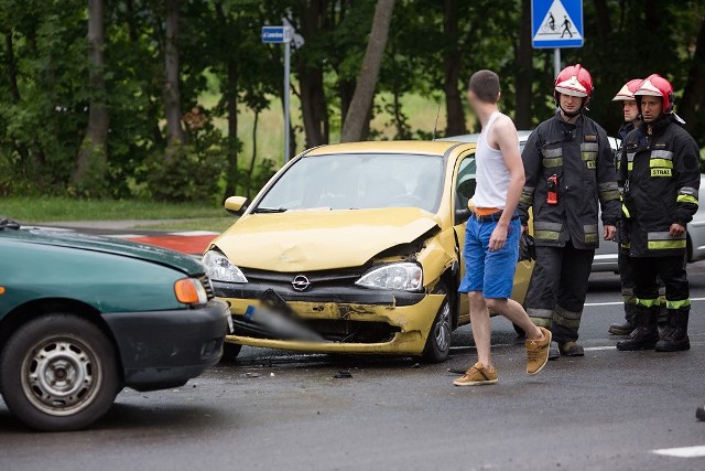 Na drodze ze Słupska do Redzikowa zderzyły się dwa samochody. Strażacy wyciągali jedną z poszkodowanych osób, która była zakleszczona w aucie.