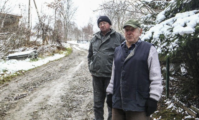 Mieszkańcy przysiółka Wielkie Pole nie mogą od lat doczekać się remontu drogi prowadzącej do ich domostw.