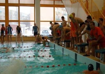 Uczniowie podstawówek i gimnazjów mogą korzystać z pływalni bezpłatnie