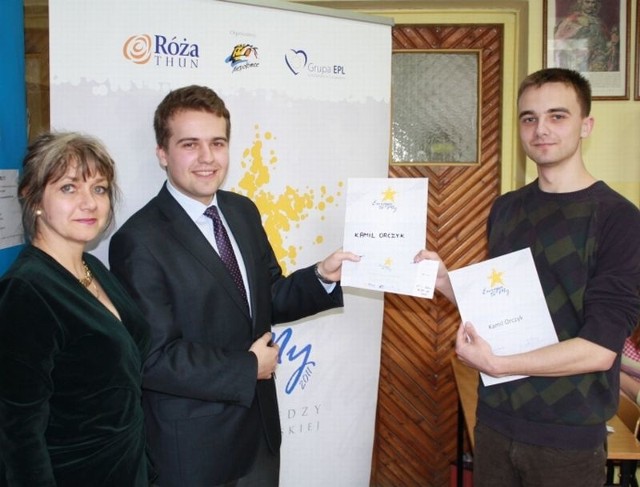 Od lewej dyrektor ZSZ nr 2 &#8211; Grażyna Małecka, asystent regionalny Róży Thun- Marek Materek i zwycięzca elminacji Kamil Orczyk.