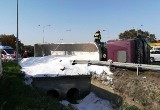 Kiełczewo: Na drodze krajowej nr 5 przewróciła się ciężarówka z solą. Kierowca został ranny [ZDJĘCIA]