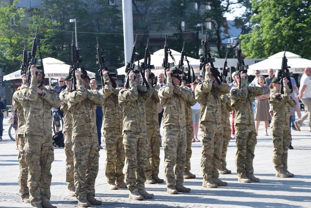 Święto 27. Pułku Piechoty w Częstochowie. Na placu Biegańskiego odbył się apel pamięci poświęcony poległym żołnierzom