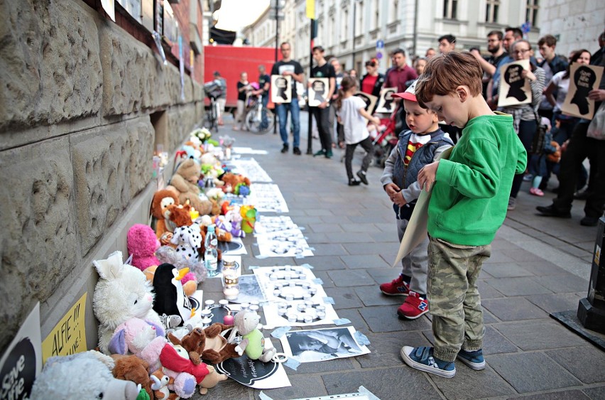 Symboliczne pluszaki dla Alfiego Evansa. "Nie chcemy przyglądać się tej tragedii z obojętnością"