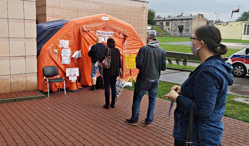 Kraków. Pacjenci stoją w gigantycznej kolejce, w strugach deszczu przed wejściem do szpitala [ZDJĘCIA, WIDEO]