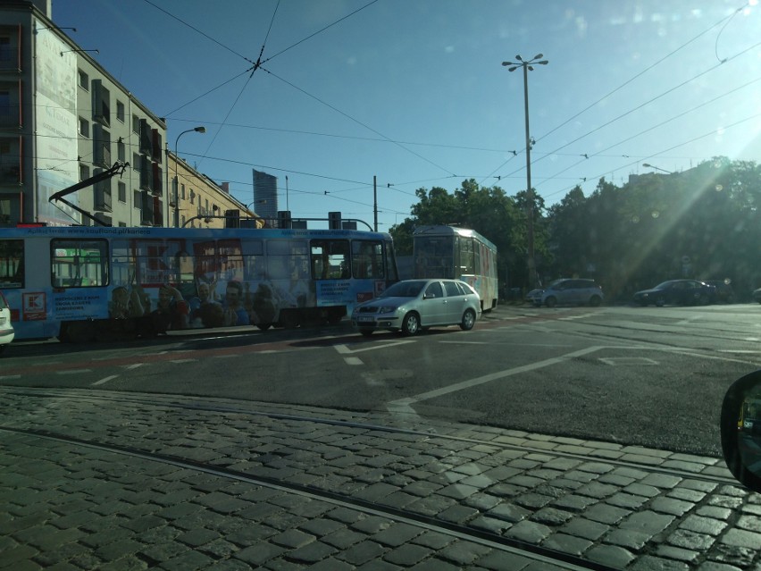 Zablokowane skrzyżowanie na Powstańców Śląskich. Tramwaje jeździły objazdem