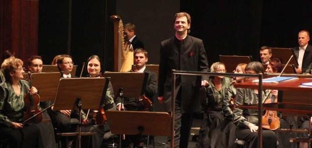 Jacek Rogala i orkiestra Symfoniczna Filharmonii Świętokrzyskiej.