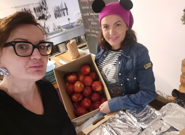 "Meldujemy, że działamy! Aurelia zabrała przed chwilą 30 porcji schaboszczaków z ziemniakami i buraczkami. Do tego dziś dorzuciliśmy jabłka" raportowano 10 listopada.