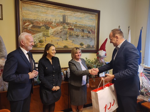 Zestawy LifeVac dla tarnobrzeskich żłobków przekazał Wacław Strojek, dyrektor oddziału PKO Banku Polskiego w Tarnobrzegu w czwartek 21 grudnia. 