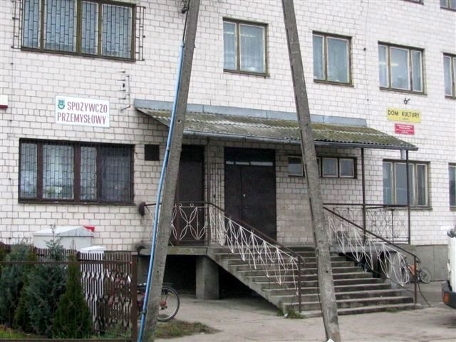 Sklep i szkoła podstawowa mieszczą się w jednym budynku w Dąbrowie. Niektórzy mieszkańcy widzątu kolizję, ale nauczyciele i rodzice nie dostrzegają problemu