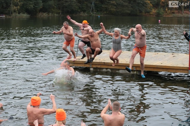 Szczecińsko-Policki Klub Morsów im. Zbyszka Ulatowskiego rozpoczął sezon kąpielowy w Jeziorze Głębokim w Szczecinie. W sobotę kilkadziesiąt osób, ciesząc się ze spadającej temperatury, z radością weszło do wody i oddawało się chłodnej kąpieli. CZYTAJ WIĘCEJ! >>>