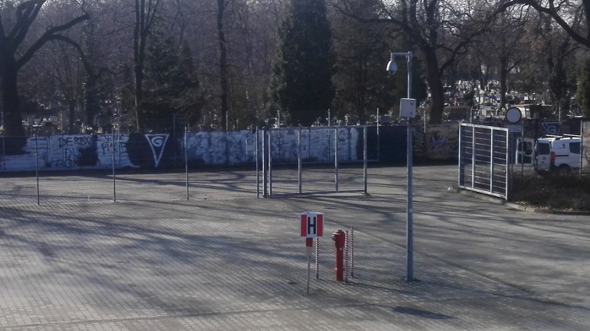 Górnik Zabrze - Piast Gliwice. Zamalowane graffiti przy...