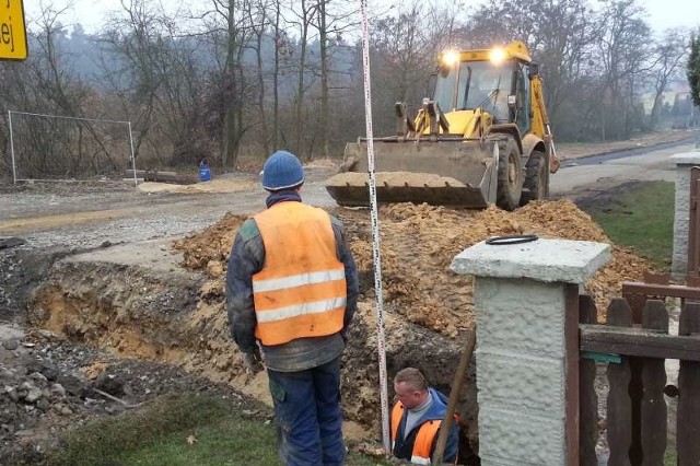 Spółka wodociągowa ze Strzelec Opolskich chce zachęcić ludzi do budowania przyłączy poprzez specjalny program wykupu rur na prywatnych posesjach.