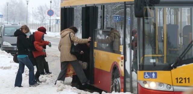 - Rany, ile śniegu. Koszmar &#8211; mówili ludzie wsiadający do autobusu na przystanku przy ulicy Jana Nowaka-Jeziorańskiego.