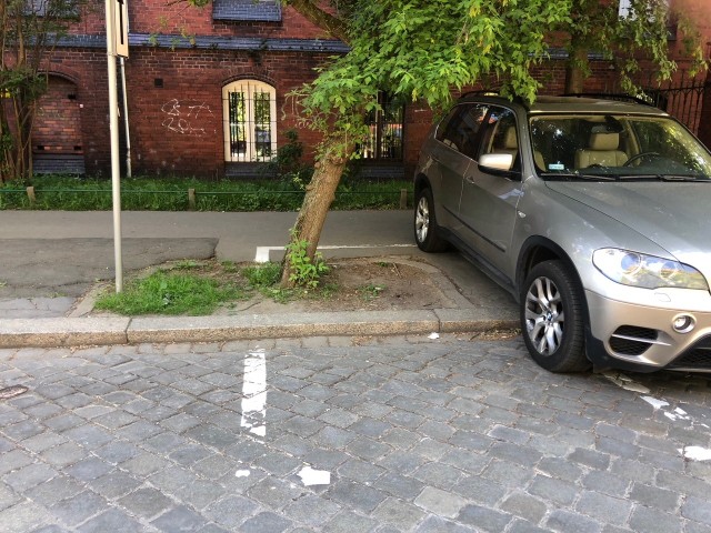 Płatny parking przy klinikach na Chałubińskiego