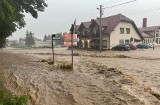 Tęgoborze/Wytrzyszczka. Poważne utrudnienia na drodze krajowej nr 75. Osunęła się skarpa