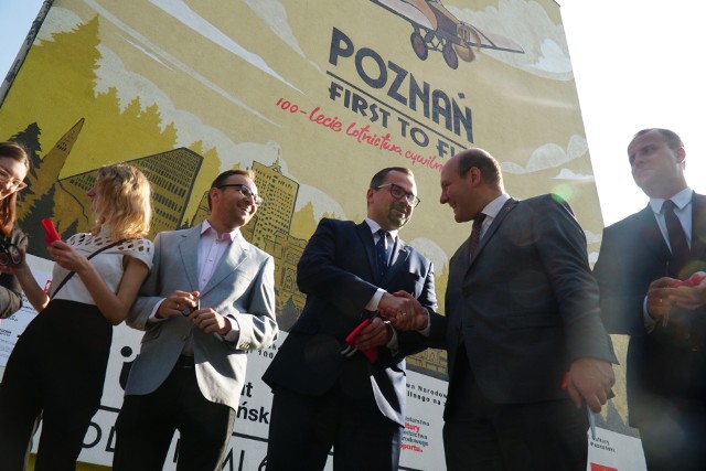Odsłonięcie muralu upamiętniającego 100. rocznicę pierwszego lotu cywilnego na ziemiach polskich.Zobacz zdjęcia -->