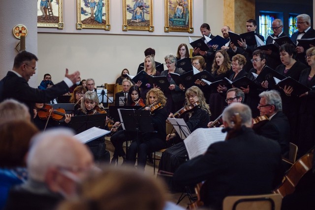 Chór im. Jana Pawła II ze Strumian świętuje 40-lecie działalności. Jubileuszowy koncert zespołu odbył się kościele pw. Niepokalanego Serca NMP