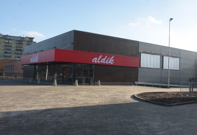 Nowy supermarket aldi mieści się przy ulicy 11 Listopada w miejscu dawnego boiska szkolnego.