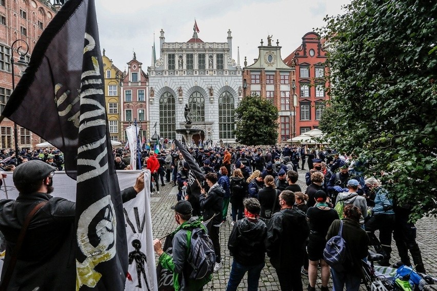 Nacjonaliści przemaszerowali ulicami Gdańska. Były asysta policji i kontrmanifestacje. Nie doszło do większych incydentów [zdjęcia]