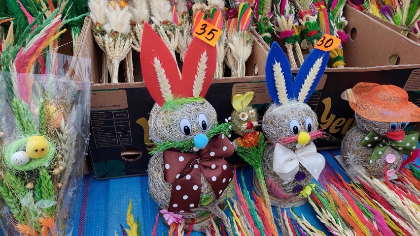 Wszystko na Wielkanoc na targu w Opatowie. Są baranki, serwetki, koszyczki i palmy. Zobacz zdjęcia