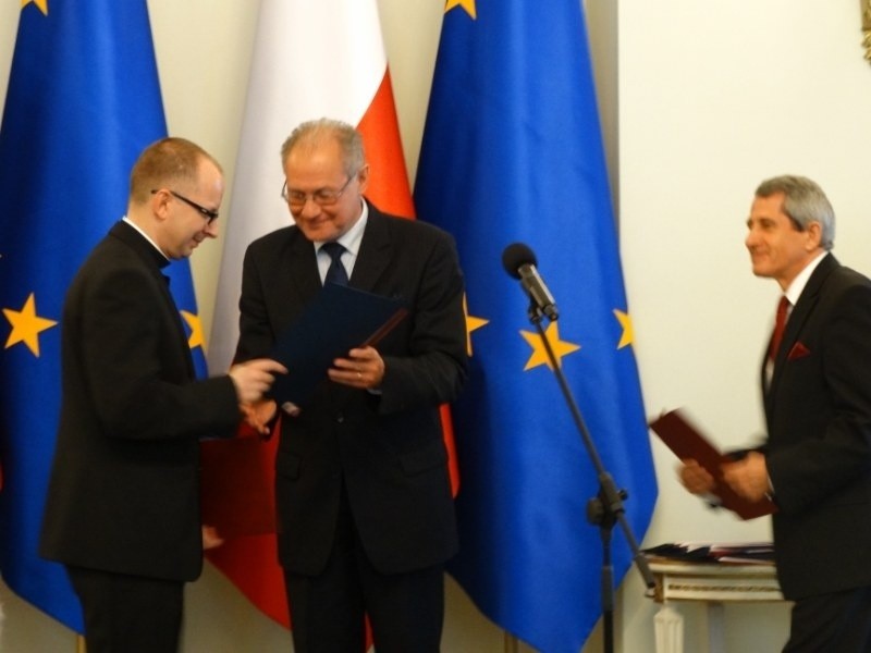 Certyfikat otrzymuje ks. Michał Słomieniu
