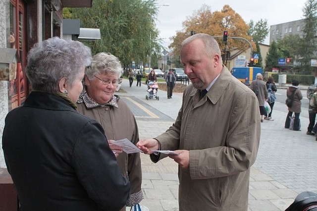 Grzegorz Banaś rozdawał swoje wyborcze ulotki na ulicy 1 Maja w Kielcach.