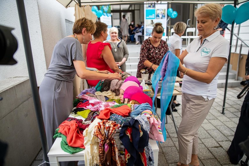 Kolorowe chusty wiele znaczą dla kobiet po przejściach...