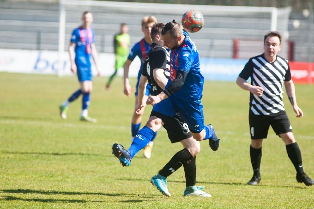 Na stadionie przy ulicy Zielonej w Słupsku rezerwy Gryfa wygrały z Czarnymi Czarne 4:2. Spotkanie odmieniło wejście doświadczonego Karola Świdzińskiego, który zdobył dwie bramki. Na zdjęciu o piłkę walczy Marek Górski