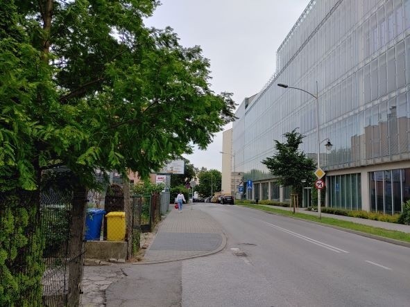 Chodniki w Lublinie nie są dla wysokich ludzi? Ratusz obiecuje, że się tym zajmie