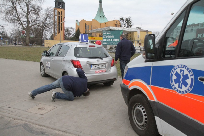 Wypadek podczas egzaminu. Karetka uderzyła w samochód nauki jazdy