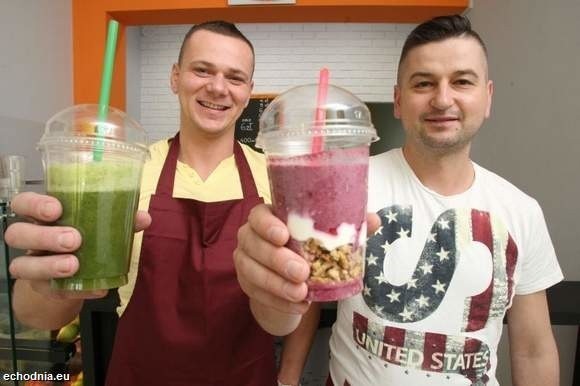 Michał Metryka i Wojciech Lelek zapraszają do Sokowirówki na naturalne, świeżo wyciskane soki, sałatki i zdrowe przekąski.