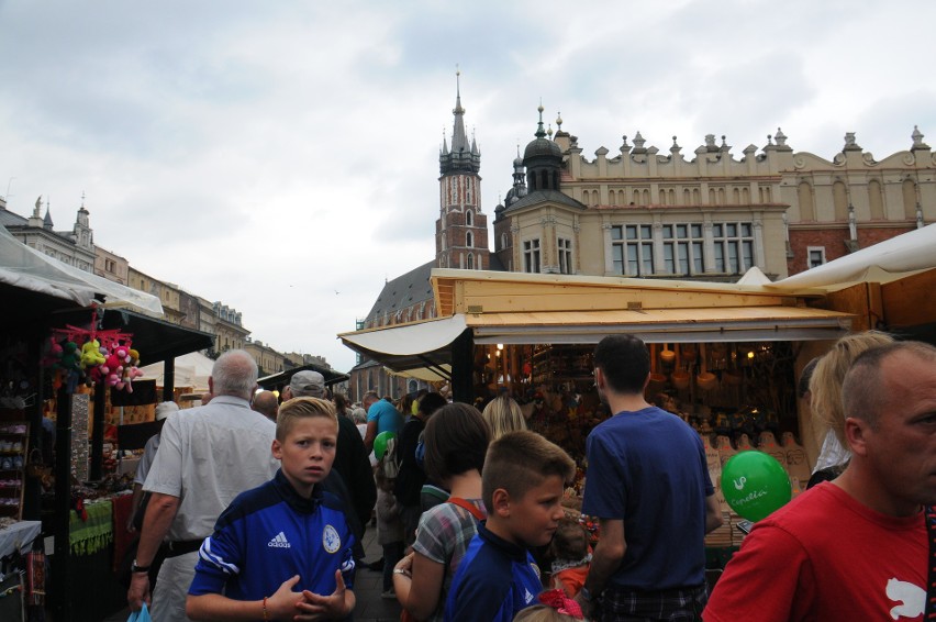 Sztuka ludowa na Rynku, a w sąsiedztwie można się zajadać pierogami różnych smaków