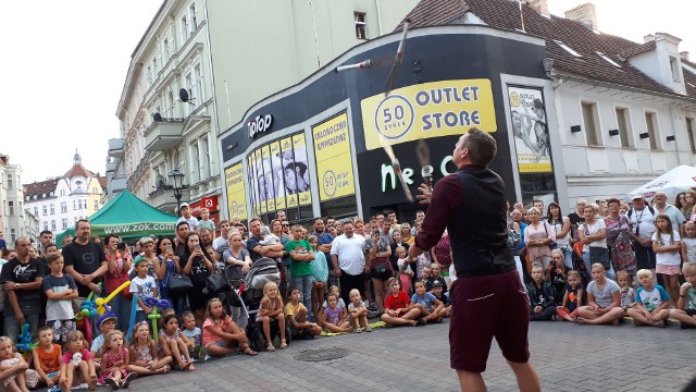 W najbliższych dniach Zieloną Górą będą rządzili artyści. W poniedziałek, o godz. 19.00 przy City Boutique Hotel (dawniej Hotel Śródmiejski) odbyło się oficjalne otwarcie XXII Międzynarodowego Festiwalu Sztuki Ulicznej BuskerBus. Na starówce zgromadził się tłum zielonogórzan. We wtorek i środę, w godz. 12.00-21.00 deptak stanie się wielką sceną dla artystów ulicznych. Przed publicznością swoje pokazy zaprezentują światowej klasy komicy, akrobaci, żonglerzy czy też iluzjoniści. Łącznie będzie to 20 grup. Kto dokładnie wystąpi? Będzie to m.in. Estupida Compañia, czyli dwóch ekstrawaganckich performerów, którzy specjalizują się w technikach fakirizmu czy też rzucaniu noże.Nie zabraknie także polskich artystów. Swój udział zapowiedział na przykład Kacper Wydmański, który jest 21-letnim żonglerem z Wrocławia. Jego przedstawienie to połączenie niebezpiecznych numerów cyrkowych z dużą ilością humoru. Na uwagę na pewno zasługuje też Aerial Manx, który jest m.in człowiekiem-gumą. Mężczyzna ma koncie trzy rekordy Guinnessa. Jego popisowy numer to salto w tył podczas połykania miecza. Warto zauważyć, że Festiwal BuskerBus od wielu lat gości we Wrocławiu, Zgorzelcu no i właśnie w Zielonej Górze, którą wielu artystów ulicznych uczestniczących w imprezie szczególnie sobie upodobało. Inicjatywę zapoczątkował nieżyjący już Romuald Popłonyk. Jego marzeniem było stworzyć prawdziwy festiwal dla artystów, a nie tylko dla reklamy.Zobacz wideo: Od wtorku zielonogórzanie mogą korzystać w miejskiej wypożyczalni rowerów